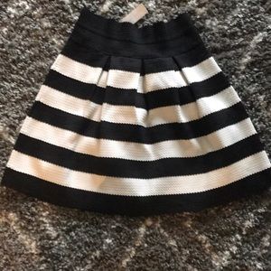 Ann Taylor black and white flared skirt. Size 8